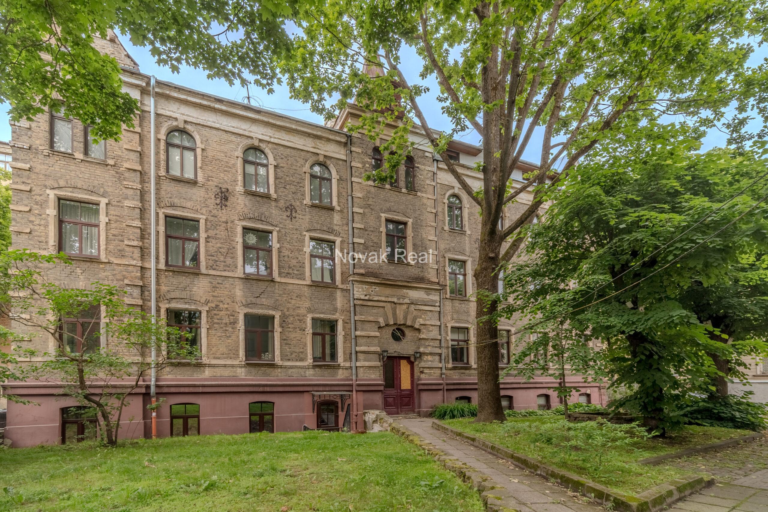 Gaišs 4 istabu dzīvoklis remontam Klusajā centrā – Elizabetes iela 27