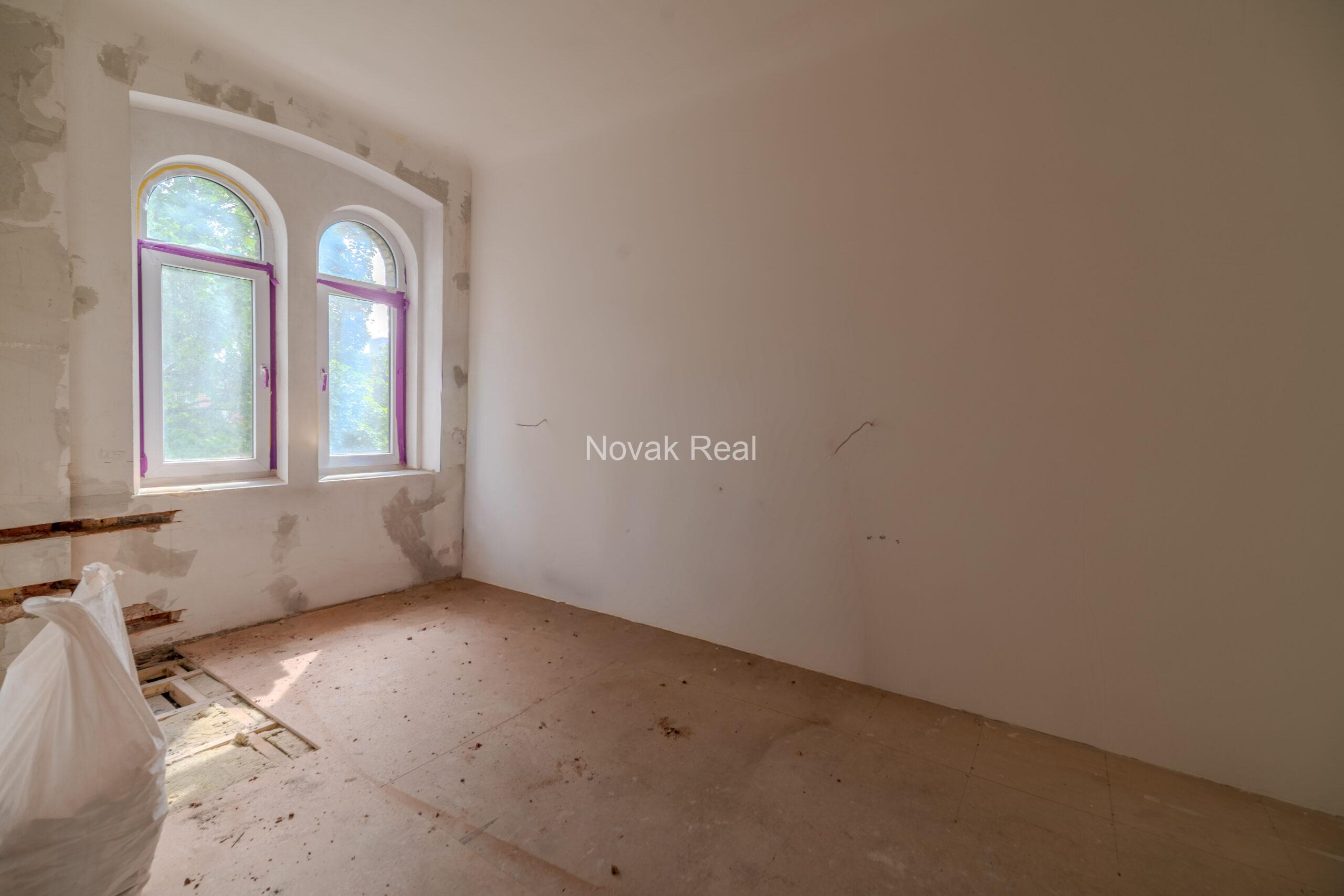 Gaišs 4 istabu dzīvoklis remontam Klusajā centrā – Elizabetes iela 27
