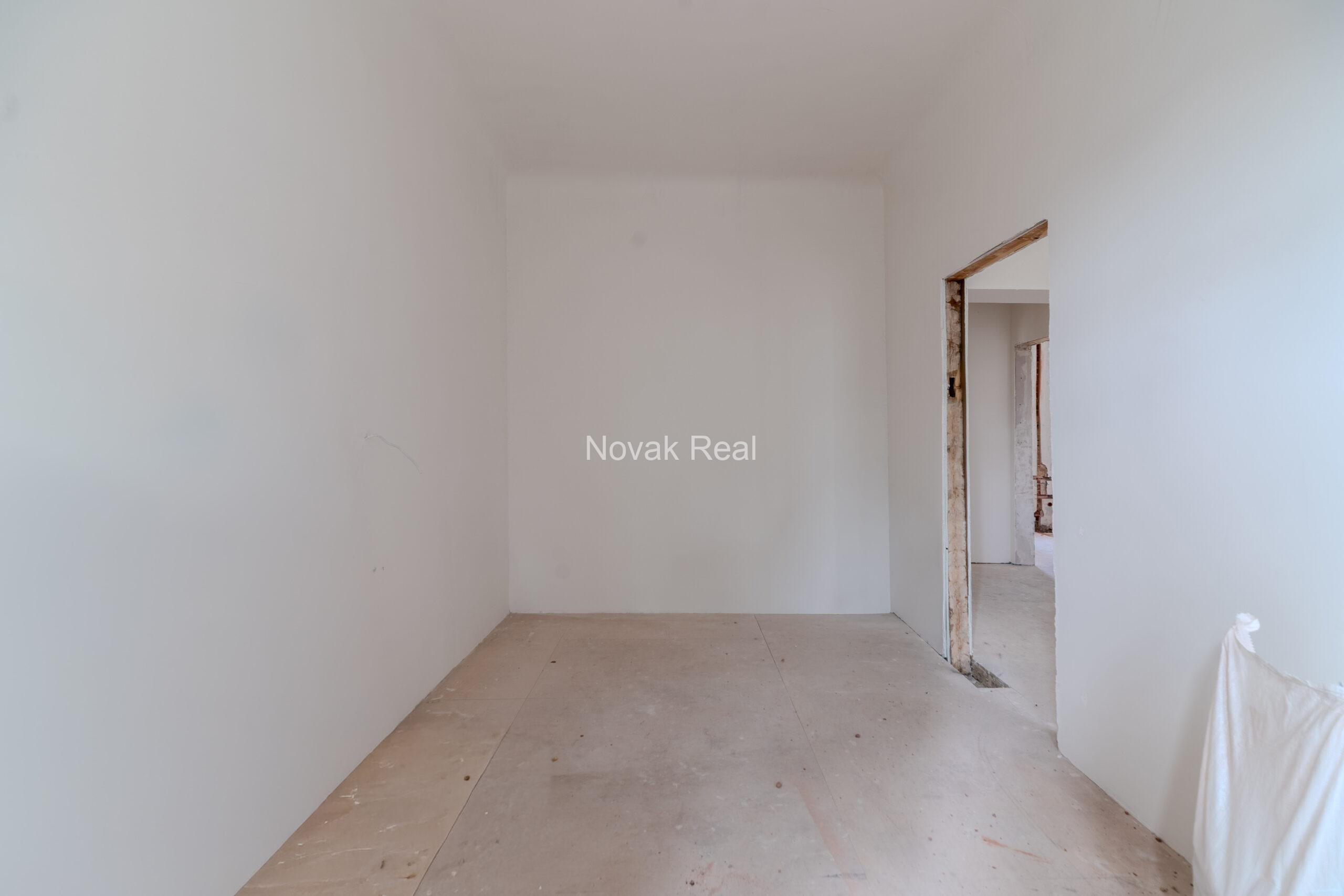 Gaišs 4 istabu dzīvoklis remontam Klusajā centrā – Elizabetes iela 27