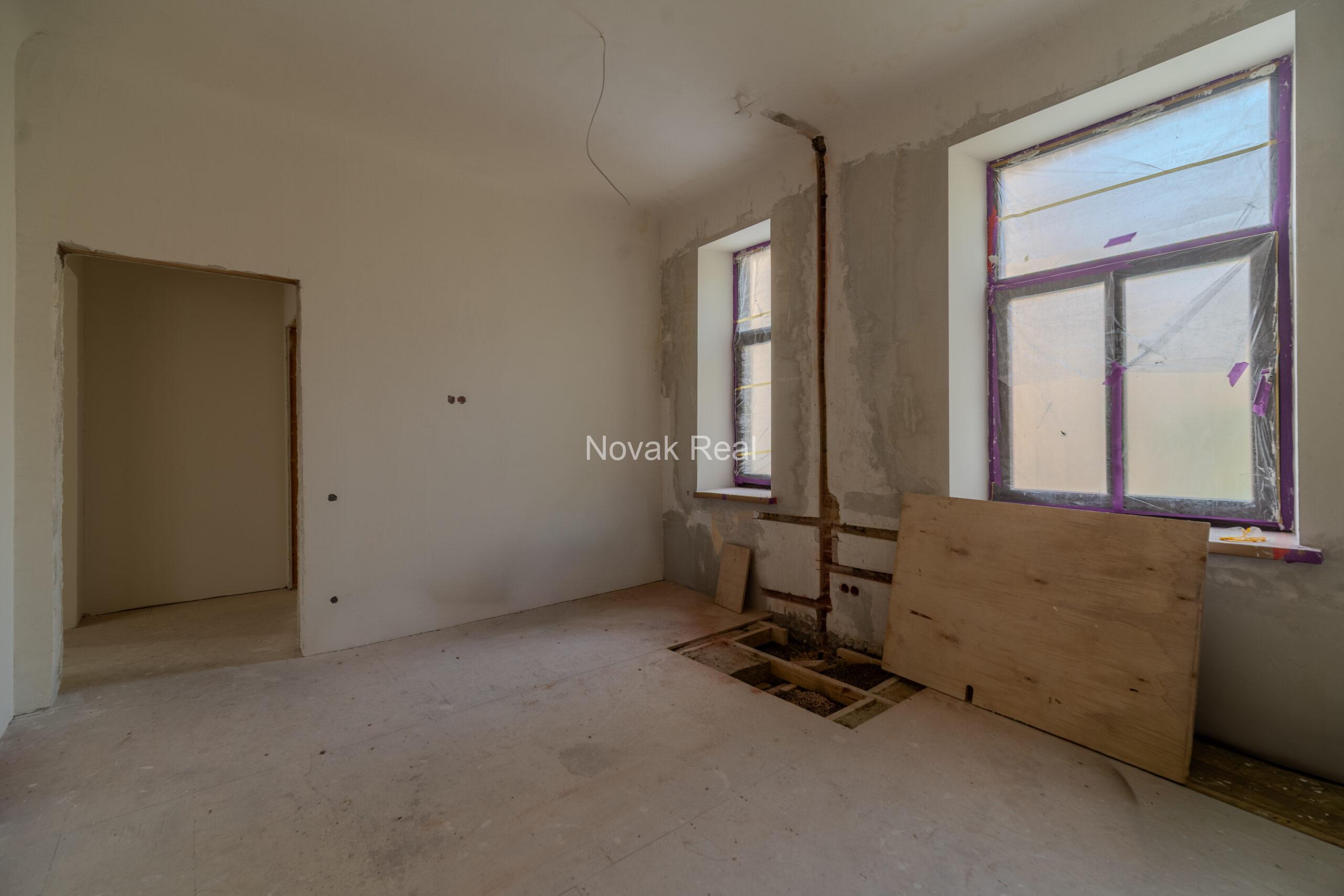 Gaišs 4 istabu dzīvoklis remontam Klusajā centrā – Elizabetes iela 27