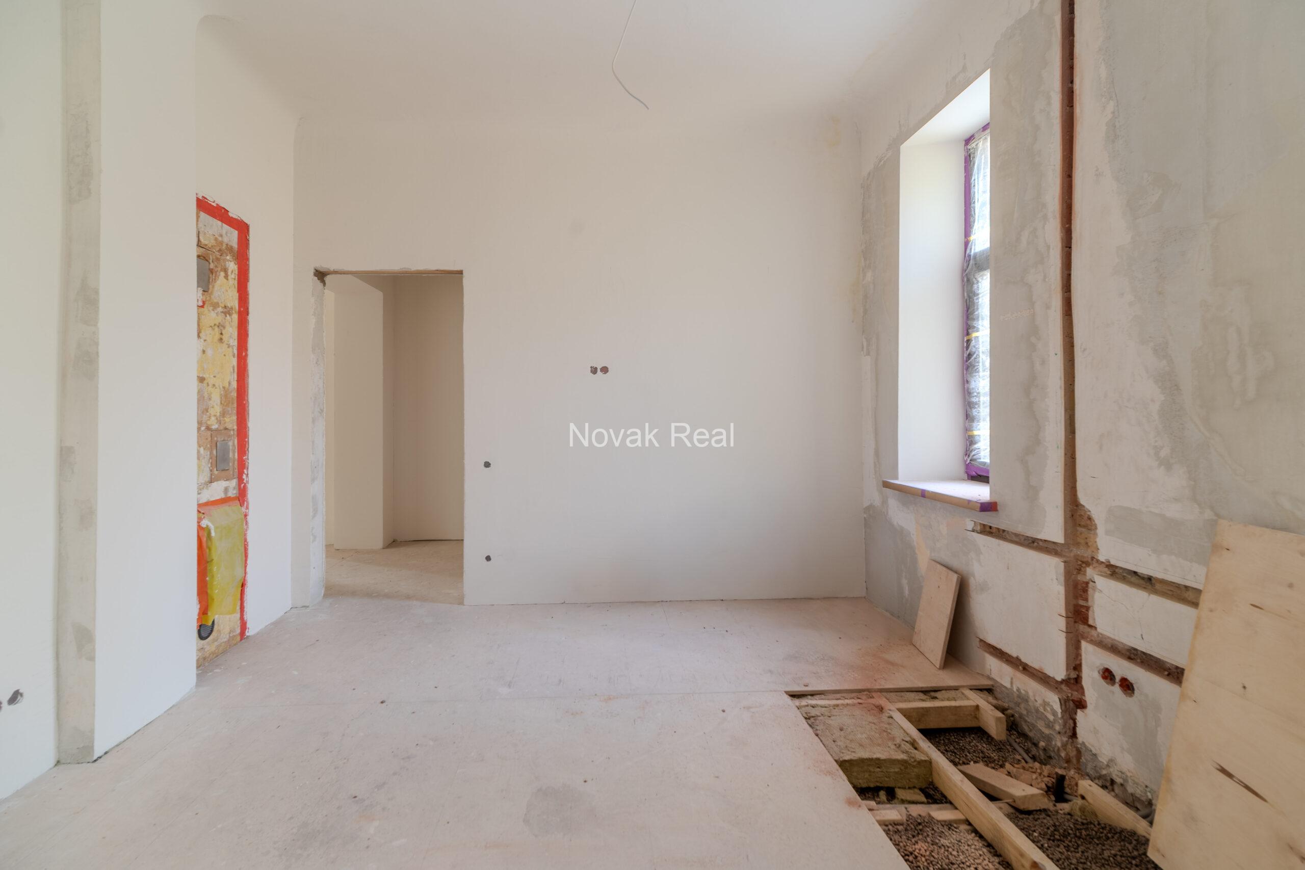 Gaišs 4 istabu dzīvoklis remontam Klusajā centrā – Elizabetes iela 27