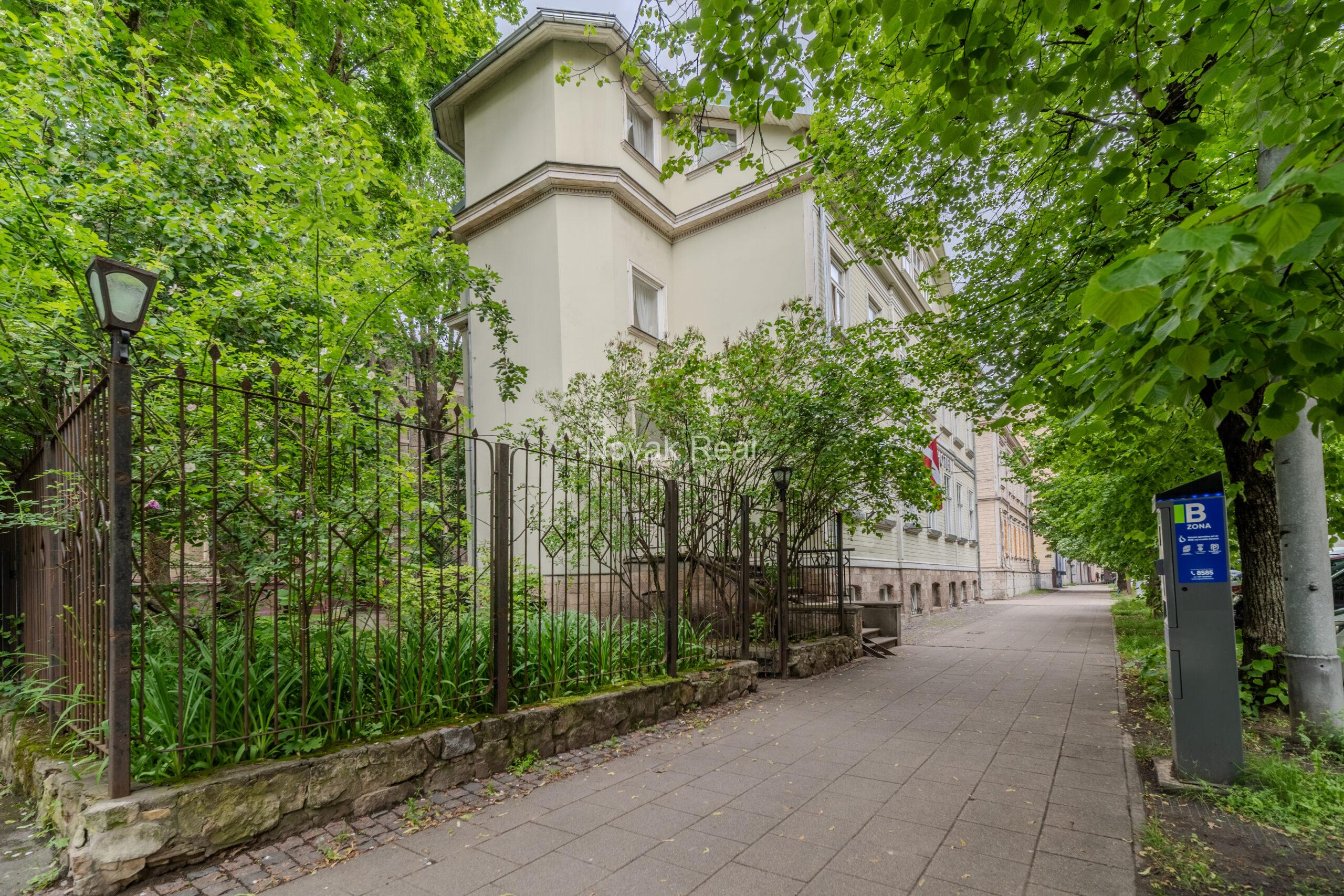 Gaišs 4 istabu dzīvoklis remontam Klusajā centrā – Elizabetes iela 27