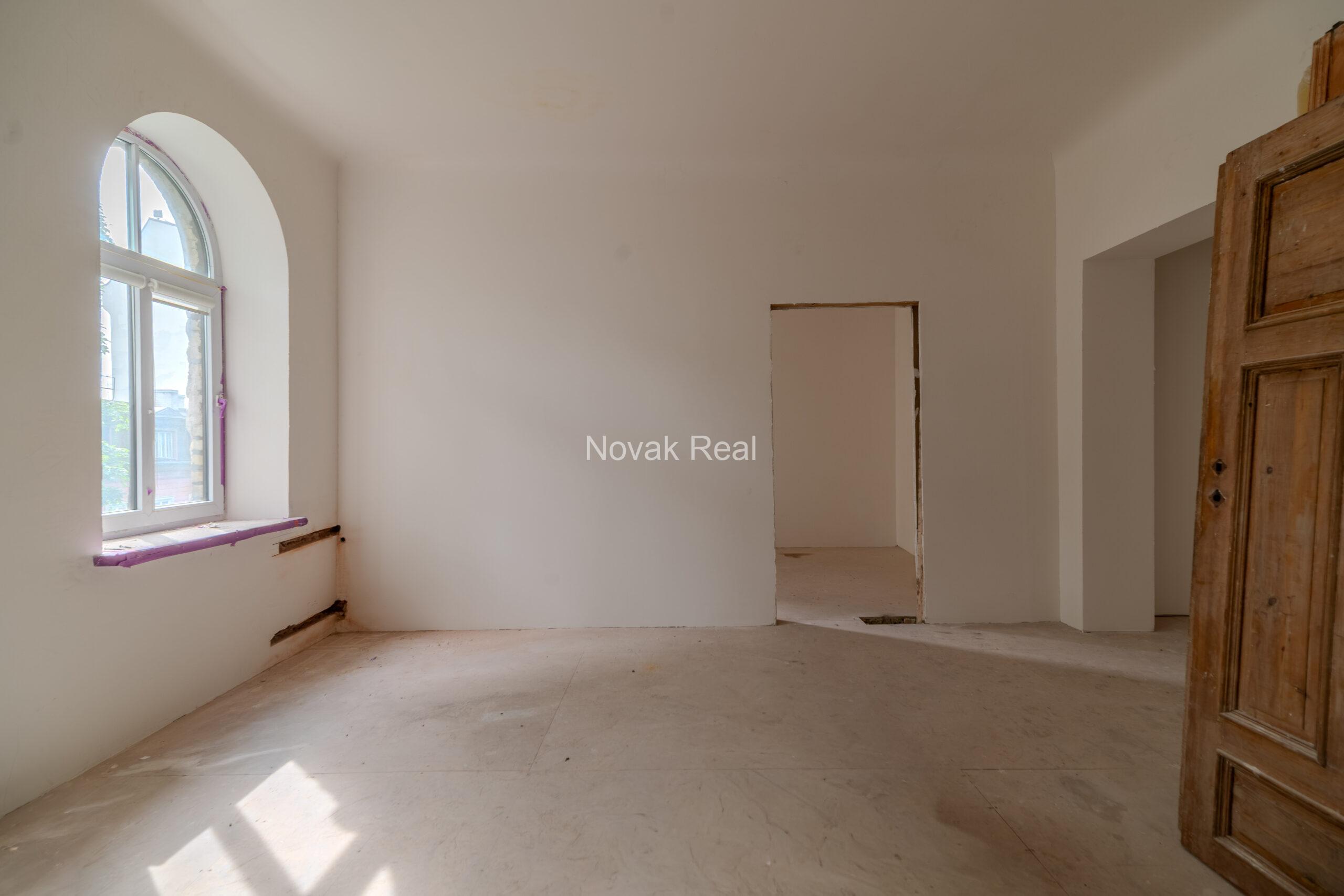 Gaišs 4 istabu dzīvoklis remontam Klusajā centrā – Elizabetes iela 27