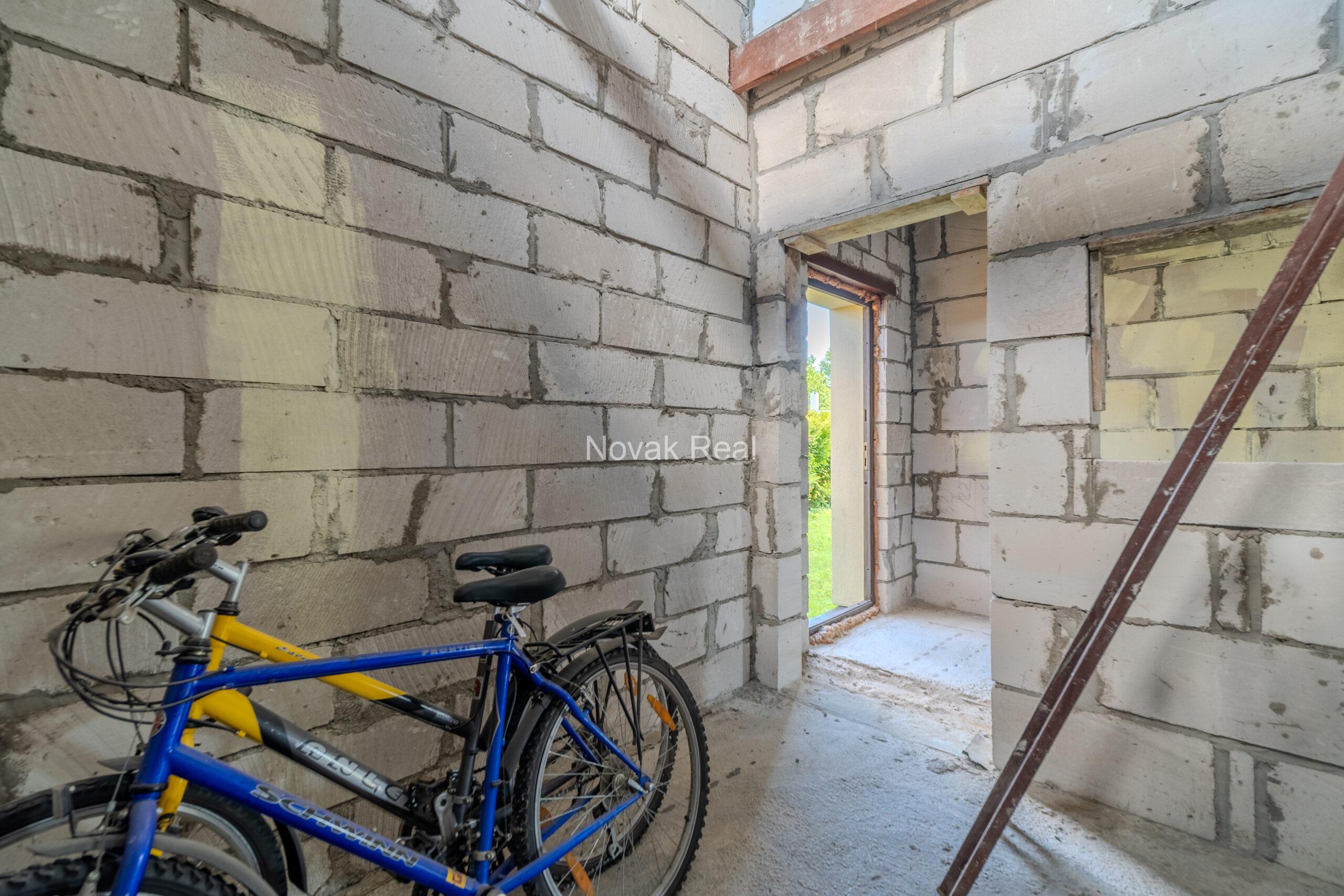 Land plot of 1200 m² with an unfinished house for sale in Melluži, Jurmala